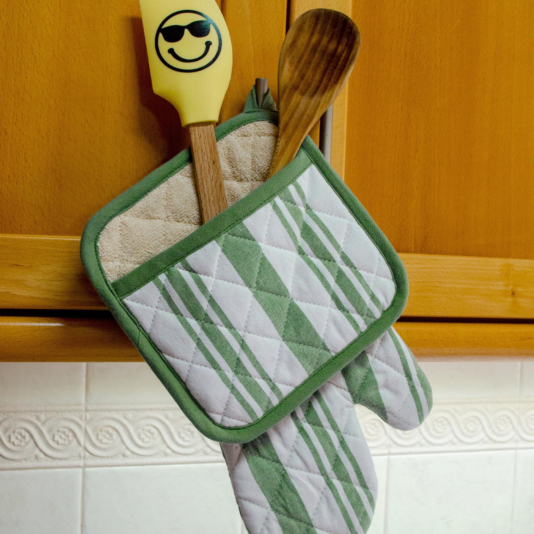 Decade Classics-Oven Mitt and Pot Holder Set