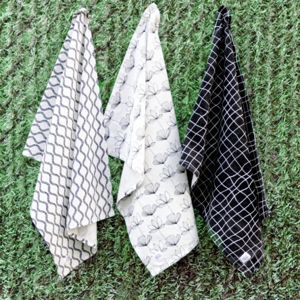 100% Cotton Towels in black and white as a set of 3 in floursack fabric with crinkles