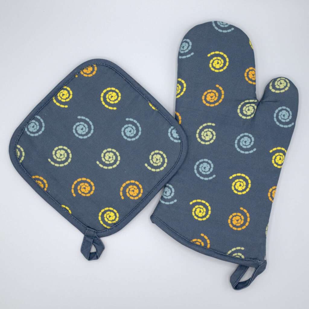 Magic design mitt and hot pad from hem and tassel