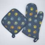 Magic design mitt and hot pad from hem and tassel