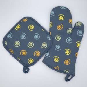Magic design mitt and hot pad from hem and tassel