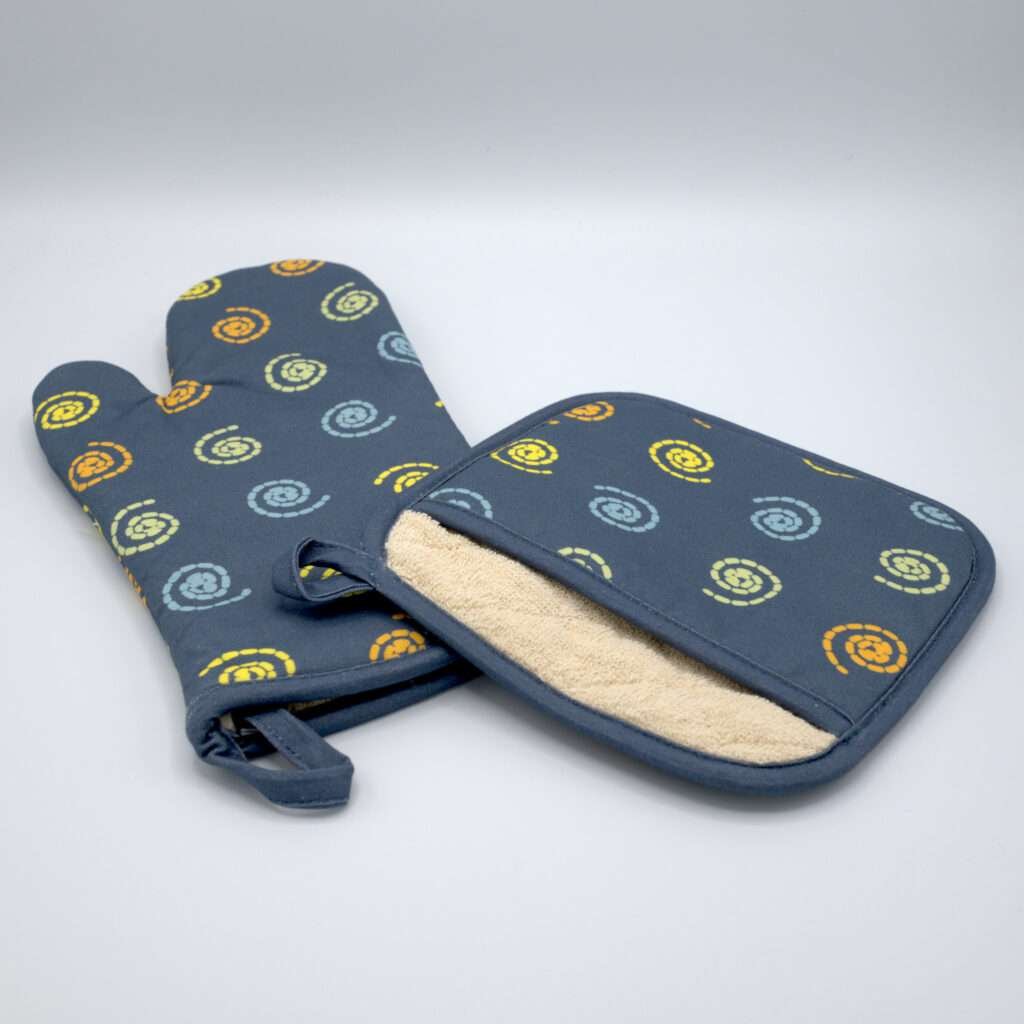 Magic design mitt and pocketed hot pad from hem and tassel