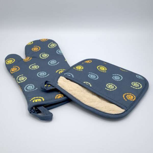 Magic design mitt and pocketed hot pad from hem and tassel