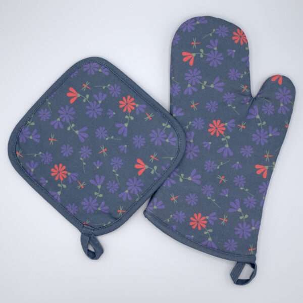 Shy dragonfly design mitt and hot pad in oil from hem and tassel
