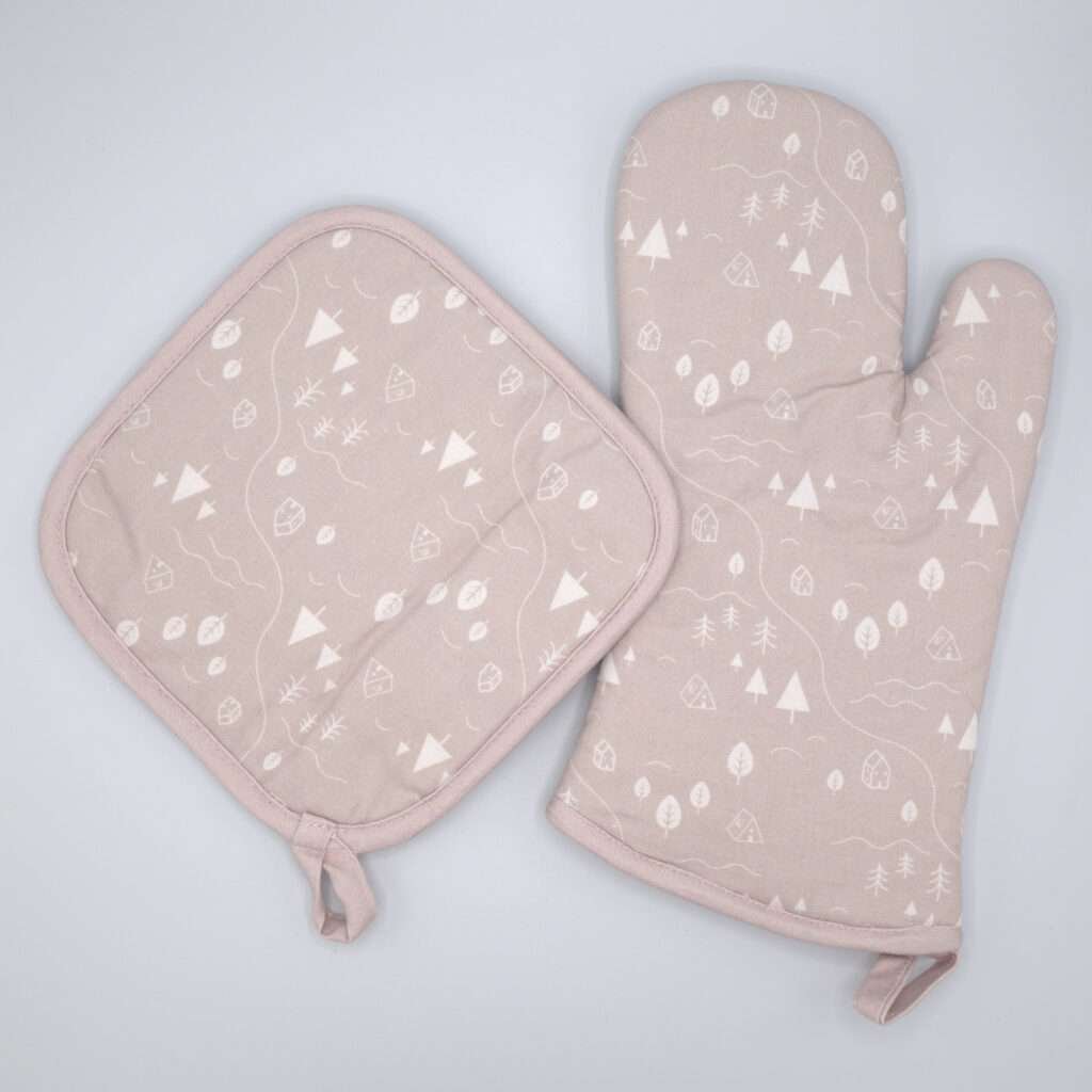 Tiny countryside design mitt and hot pad in grey from hem and tassel