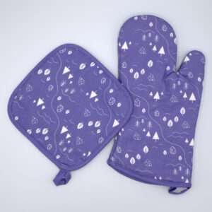 Tiny countryside design mitt and hot pad in purple from hem and tassel