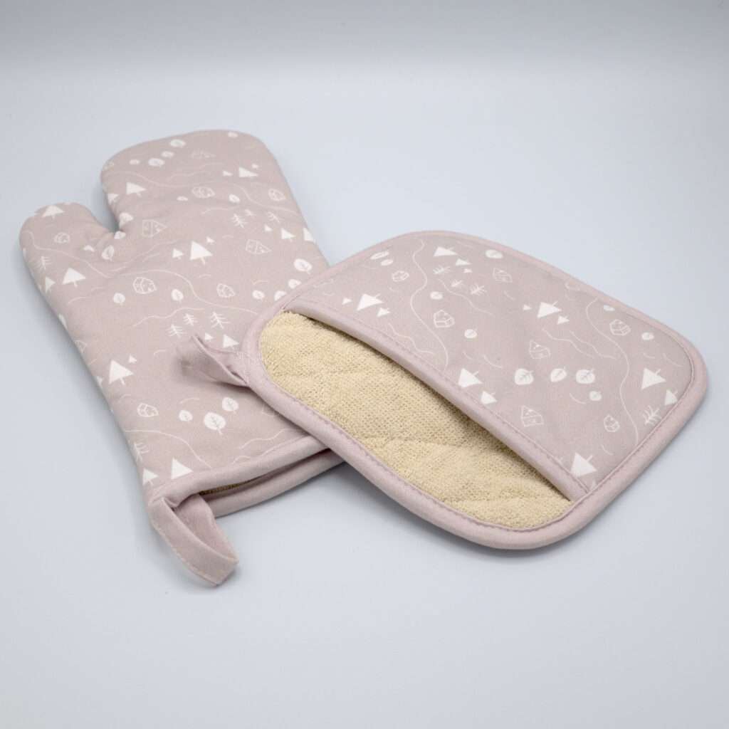 Tiny countryside design mitt and pocketed hot pad in grey from hem and tassel