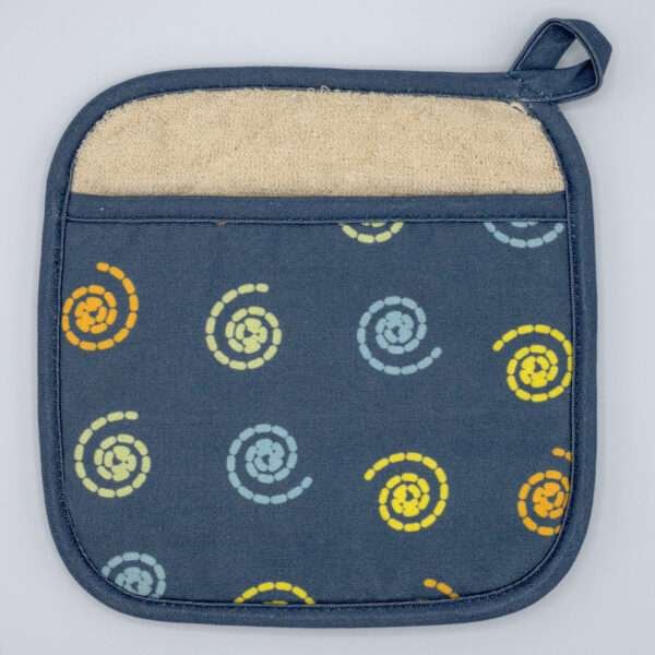 magic design pocketed pot holder from hem and tassel