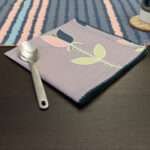 Lip tulip design Napkins in oil with rough stripes runner from hem and tassel