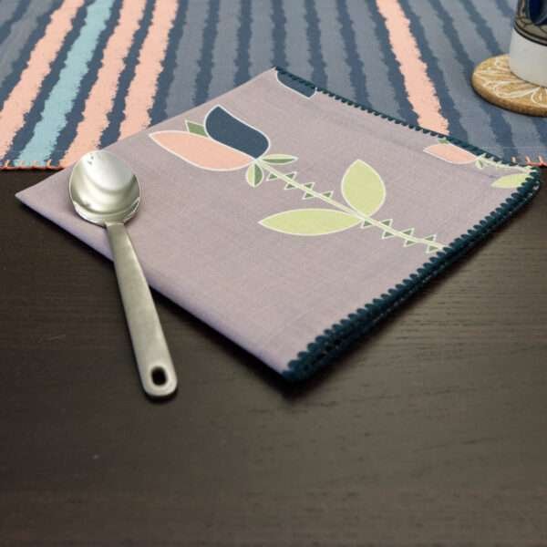 Lip tulip design Napkins in oil with rough stripes runner from hem and tassel