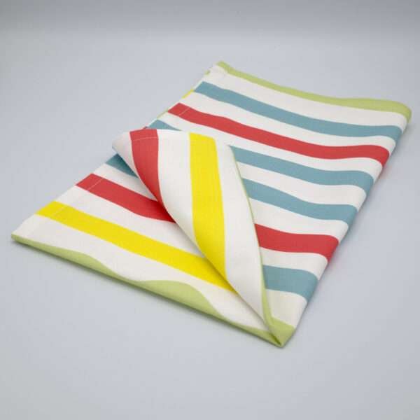 Not straight design medium-standard tea towel folded from hem and tassel