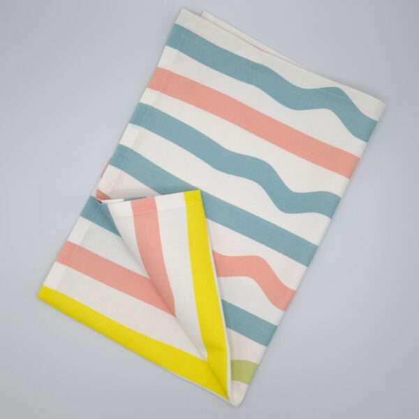 Not straight design mild-standard tea towel flat folded from hem and tassel