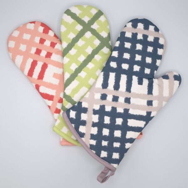 Jute impossible design oven mitts fanned out from hem and tassel