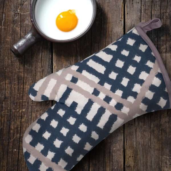 Jute Impossible oven Mitt in Slate with a skillet and fried egg from hem and tassel